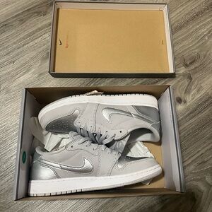 Nike Air Jordan 1 Retro Low OG - Metallic Silver